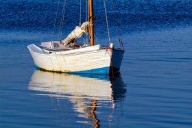 BARQUE;BLANC;BLEU;BLUE;FLATTIE;GUEPART;MONKEY BOAT;MOORING;MOUILLAGE;PLATE;REFLECTION;REFLET;WHITE;MORBIHAN