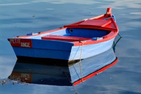 BARQUE;BLEU;BLUE;FLATTIE;MONKEY BOAT;MOORING;MOUILLAGE;PLATE;RED;REFLECTION;REFLET;ROUGE;MORBIHAN