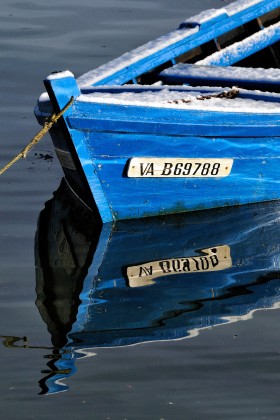 BARQUE;BLEU;BLUE;BOW;ETRAVE;FLATTIE;MONKEY BOAT;MOORING;MOUILLAGE;NEIGE;PLATE;REFLECTION;REFLET;SNOW;MORBIHAN