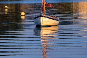 BARQUE;BLANC;BLEU;BLUE;FLATTIE;MONKEY BOAT;MOORING;MOUILLAGE;PLATE;REFLECTION;REFLET;WHITE;MORBIHAN