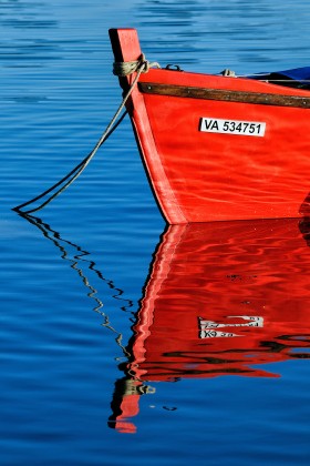 BARQUE;BOW;ETRAVE;FLATTIE;MONKEY BOAT;MOORING;MOUILLAGE;PLATE;RED;REFLECTION;REFLET;ROUGE;MORBIHAN