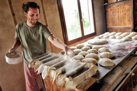 BAKER;BOULANGER;BREAD;PAIN;PASTRY;PATE;PAYSAN;PEASANT;PRODUCER;PRODUCTEUR;FARINE;FLOUR