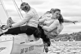 CREW;EQUIPAGE;FEMME;FILLE;GIRL;MATCH RACE;RAPPEL;REGATE;REGATTA;SAIL;SITTING OUT;VOILE;WOMAN;NOIR ET BLANC;BLACK AND WHITE