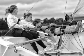 CREW;EQUIPAGE;FEMME;FILLE;GIRL;MATCH RACE;RAPPEL;REGATE;REGATTA;SAIL;SITTING OUT;VOILE;WOMAN;NOIR ET BLANC;BLACK AND WHITE