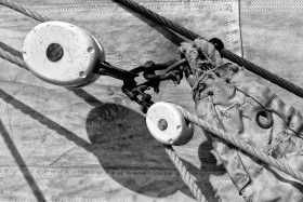 ACCASTILLAGE;BLACK AND WHITE;BLOCK;CORDAGE;DECK FITTINGS;GREEMENT;NOIR ET BLANC;POULIE;RIGGING;ROPE;VOILE;SAIL