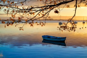 AUBE;TWILIGHT;CREPUSCULE;DAWN;SUNRISE;LEVER DE SOLEIL;BARQUE;SMALL BOAT;REFLET;REFLECTION;BLEU;BLUE;ORANGE;MORBIHAN