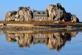 ROCHER;ROCK;MAISON;HOUSE;POULGRESCANT;COTES D'ARMOR;BRETAGNE;REFLET;REFLECTION