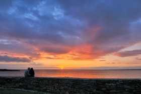 COUCHANT;COUCHER DE SOLEIL;TWILIGHT;ROUGE;RED;ORANGE;SUNSET;COUPLE;BORD DE MER;SEASHORE