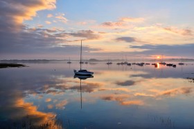 NOYALO;CREPUSCULE;LEVER DE SOLEIL;MORBIHAN;REFLECTION;REFLET;SUNRISE;TWILIGHT;GOLFE DU MORBIHAN;BATEAU;BOAT;MOUILLAGE;MOORING