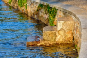 BORD DE MER;SEASHORE;MARCHE;STEP;ESCALIER;STAIRWAY;GRANIT;GRANITE;EAU;WATER