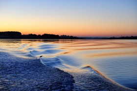 REFLET;REFLECTION;LEVER DE SOLEIL;SUNRISE;PASSEUR;BATEAU;A BORD;ON BOARD;VAGUES;WAVES;FERRY;BLEU;BLUE