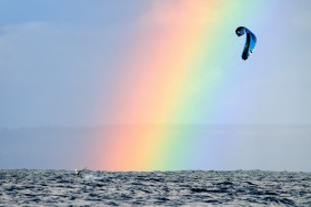 KITE;KITESURF;PAYSAGE;LANDSCAPE;ARC EN CIEL;RAINBOW;PLANCHE;BOARD;MER;SEA;SPORT