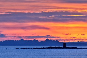 COUCHANT;COUCHER DE SOLEIL;CREPUSCULE;SUNSET;TWILIGHT;BORD DE MER;SEASCAPE;ROUGE;RED;ORANGE;TOURELLE;GOLFE DU MORBIHAN