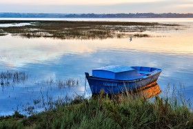 AUBE;DAWN;AURORE;CREPUSCULE;TWILIGHT;MATIN;MORNING;MORBIHAN;GOLFE;PLATE;FLATTIE;MONKEY BOAT;BLEU;BLUE;REFLECTION;REFLET;SENE