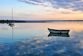 AUBE;AURORE;LEVER DE SOLEIL;DUSK;TWILIGHT;SUNRISE;CREPUSCULE;REFLECTION;REFLET;CIEL;SKY;MER;SEA;BORD DE MER;SEASHORE;SEASCAPE;PAYSAGE;BARQUE;FLATTIE;MOUILLAGE;MOORING;BLEU;BLUE;ORANGE;GOLFE;MORBIHAN