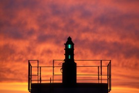 BALISE;BEACON;BORD DE MER;CIEL;COUCHANT;COUCHER DE SOLEIL;CREPUSCULE;DUSK;LIGHTHOUSE;ORANGE;PHARE;RED;ROUGE;SEASHORE;SKY;STARBOARD;TRIBORD;TWILIGHT;MORBIHAN