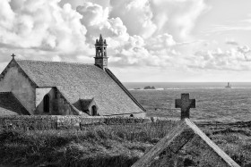 PAYSAGE;LANDSCAPE;BORD DE MER;SEASCAPE;SEASHORE;NOIR ET BLANC;BLACK AND WHITE;PATRIMOINE;HERITAGE;CHAPELLE;CHAPEL;FONTAINE;FOUNTAIN;PIERRE;STONE;BRETAGNE;BRITTANY