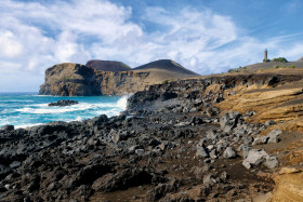 BORD DE MER;SEASHORE;ROCHER;ROCHE;ROCK;NOIR ET BLANC;BLACK;BLEU;BLUE;VOLCAN;VOLCANO;FAIAL;ACORES;AZORES