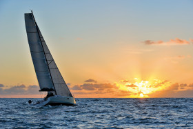 BATEAU;BOAT;BORD DE MER;COUCHANT;COUCHER DE SOLEIL;PAYSAGE;REMORQUEUR;SEASCAPE;SEASHORE;SHIP;SUNSET;SAIL;SAILING;VOILE;NAVIGATION;POGO