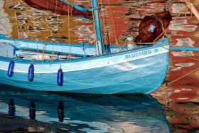 BARQUE;BLEU;BLUE;DOUARNENEZ;FLATTIE;MONKEY BOAT;MOORING;MOUILLAGE;PLATE;REFLECTION;REFLET