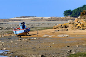 BORD DE MER;PAYSAGE;SEASHORE;SEASCAPE;MAREE;TIDE;ROCHE;ROCK;BRETAGNE;BRITTANY;COTES D'ARMOR;BATEAU;BOAT;ECHOUAGE;GROUNDING;BEACHING