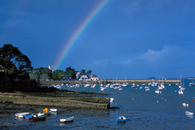 PORT;HARBOUR;MAREE BASSE;LOW TIDE;MORBIHAN;PAYSAGE;BORD DE MER;LANDSCAPE;SEASCAPE;SEASHORE;ARC EN CIEL;RAINBOW;DRAMATIC