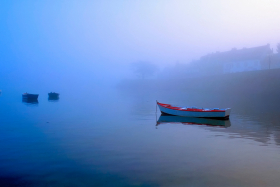 DAWN;AURORE;BRUME;FOG;MIST;BROUILLARD;MOUILLAGE;MOORING;PLATE;FLATTIE;MONKEY BOAT;RADE;ROADSTEAD;CALME;QUIET;PAYSAGE;BORD DE MER;SEASHORE;SEASCAPE;BRETAGNE;BRITTANY