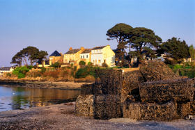 PAYSAGE;BORD DE MER;SEASCAPE;SEASHORE;PORT;HARBOUR;PECHE;FISHING;CASIER;LOCKER;RHUYS;MORBIHAN;BRETAGNE;BRITTANY