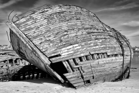 NOIR ET BLANC;BLACK AND WHITE;BATEAU;BOAT;BORD DE MER;SEASHORE;SEASIDE;VIEUX;OLD;BOIS;WOOD