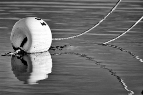 CORPS MORT;MOUILLAGE;MOORING;BOUEE;BUOY;REFLET;REFLECTION;NOIR ET BLANC;BLACK AND WHITE