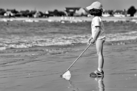 PLAGE;BEACH;SABLE;SAND;NOIR ET BLANC;BLACK AND WHITE;PECHE;PECHE A PIED;FISHING;FISHING ON FOOT;FISHING ON THE SHORE;BORD DE MER;SEASHORE;SEASIDE;EPUISETTE