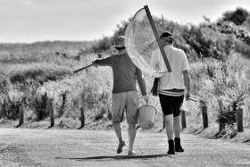 PECHE A PIED;FISHING ON FOOT;FISHING ON THE SHORE;BORD DE MER;SEASHORE;SEASIDE;BLACK AND WHITE;NOIR ET BLANC;HAVENEAU