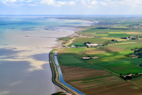 ROUTE;CHAUSSEE;ROAD;PAVEMENT;SUBMERSIBLE;GOIS;PAYSAGE;BORD DE MER;LANDSCAPE;SEASCAPE;AERIAL;AERIEN;NOIRMOUTIER;VENDEE