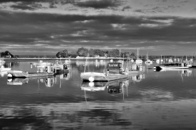 OSTREICOLE;OSTREICULTURE;OYSTER;OYSTER FARMING;HUITRE;NOIR ET BLANC;BLACK AND WHITE;BARGE;MOORING;MOUILLAGE;GOLFE;GOLFE DU MORBIHAN;SAINT ARMEL
