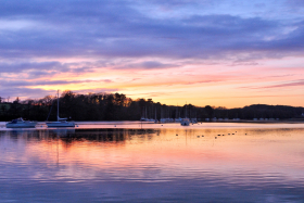 CREPUSCULE;TWILIGHT;DAWN;REFLECTION;REFLET;BORD DE MER;SEASHORE;SEASCAPE;PAYSAGE;LANDSCAPE;MOUILLAGE;MOORING;MORBIHAN;COUCHER DE SOLEIL;COUCHANT;SUNSET