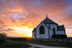 COUCHANT;COUCHER DE SOLEIL;TWILIGHT;ROUGE;RED;ORANGE;SUNSET;COUPLE;BORD DE MER;SEASHORE;CHAPEL;CHAPELLE;NORTRE DAME