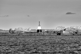 NOIR ET BLANC;BLACK AND WHITE;PAYSAGE;BORD DE MER;LANDSCAPE;SEASCAPE;TOURELLE;CARDINAL;SUD;SOUTH;BALISAGE;BALISE;BEACON;BEACONAGE