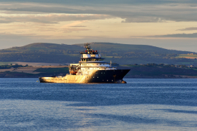 PAYSAGE;BORD DE MER;SEASCAPE;LANDSCAPE;SEASHORE;COUCHANT;COUCHER DE SOLEIL;SUNSET;MOUILLAGE;MOORING;BATEAU;BOAT;SHIP;REMORQUEUR;TUGBOAT