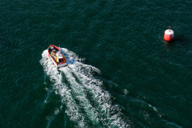 BATEAU;BOAT;SHIP;PECHE;FISHING;TOURELLE;BEACON;BABORD;PORT;ROUGE;RED;BRETAGNE;AERIEN;AERIAL