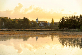 AUBE;AURORE;LEVER DE SOLEIL;TWILIGHT;CREPUSCULE;SUNRISE;DAWN;GOLFE;GOLFE DU MORBIHAN;RHUYS;REFLECTION;REFLET;EGLISE;CHAPELLE;CHAPEL;CHURCH