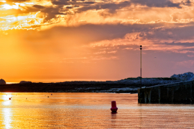 COUCHANT;COUCHER DE SOLEIL;SUNSET;CREPUSCULE;TWILIGHT;ORANGE;MER;SEA;CALM;CALME;FINISTERE;BRETAGNE;BRITTANY;CALE;BOUEE;BUOY;SLIPWAY;ILE;ISLAND;GLENAN