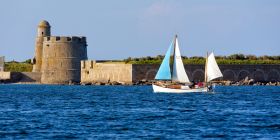 COTENTIN;SAINT VAAST LA HOUGUE;TOUR VAUBAN;TOWER;VOILE;VOILIER;SAIL;SAILING;PLAISANCE;PAYSAGE;BORD DE MER;SEASCAPE;SEASHORE;NAVIGATION;NORMANDIE