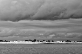 PAYSAGE;BORD DE MER;SEASCAPE;SEASHORE;CIEL;SKY;NUAGE;CLOUD;NOIR ET BLANC;BLACK AND WHITE