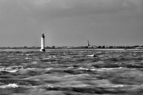 NOIR ET BLANC;BLACK AND WHITE;PHARE;LIGHTHOUSE;ILE DE RE;RIVEDOUX PLAGE;EGLISE;CHURCH;CHARENTE MARITIME;BORD DE MER;SEASHORE