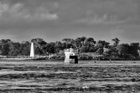 NOIR ET BLANC;BLACK AND WHITE;BALISAGE;BALISE;BEACON;BEACONAGE;TOURELLE;AMER;LAND MARK;MORBIHAN;GOLFE;GOLFE DU MORBIHAN