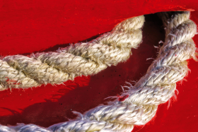 BOUT;ROPE;AUSSIERE;WARP;HAWSER;ROUGE;RED;GROS PLAN;CLOSE UP