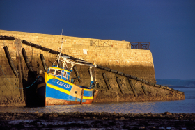 BATEAU;BOAT;MATIN;MORNING;PORT;HARBOUR;ARZON;MORBIHAN;LEVER DE SOLEIL;SUNRISE;MOLE;JETEE;JETTY;PECHE;FISHING