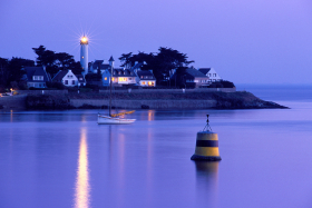 COUCHER DE SOLEIL;CREPUSCULE;MORBIHAN;RHUYS;SUNSET;TWILIGHT;BLEU;BLUE;ROSE;PINK;CALME;QUIET;MAUVE;PHARE;LIGHTHOUSE;ARZON;TOURELLE;BALISE;BEACON;MOUILLAGE;MOORING